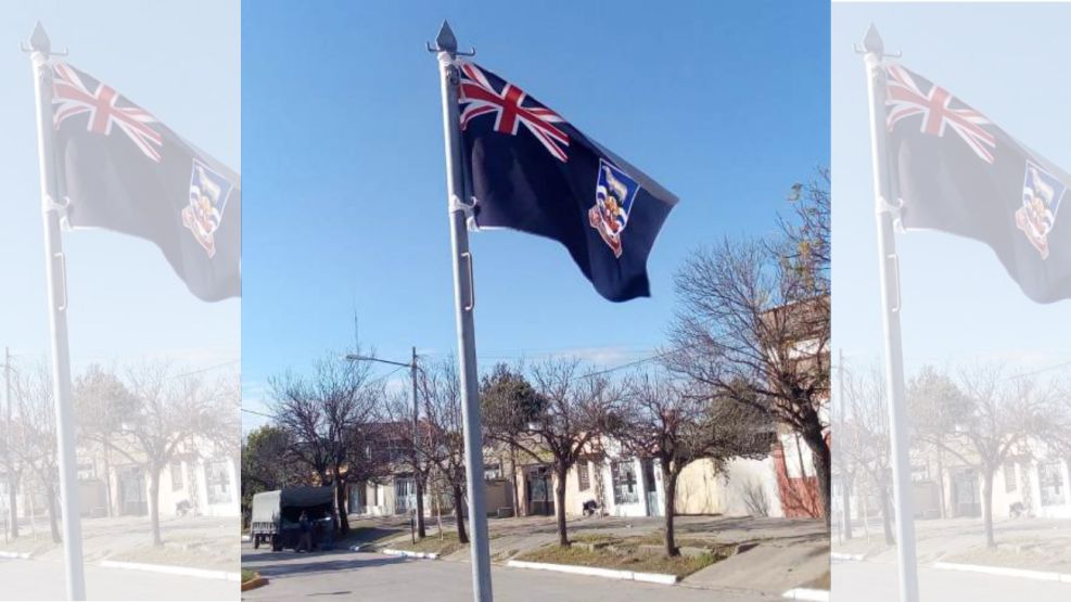 La bandera británica de las Malvinas izada en Ceres, Santa Fe.