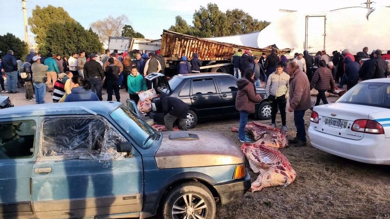 El vehículo perdió la carga y los vecinos le pidieron autorización al camionero para llevarse la carne.