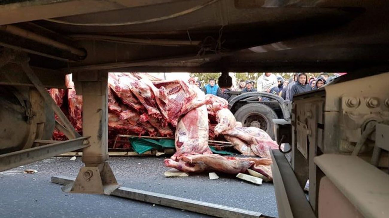 El vehículo perdió la carga y los vecinos le pidieron autorización al camionero para llevarse la carne.