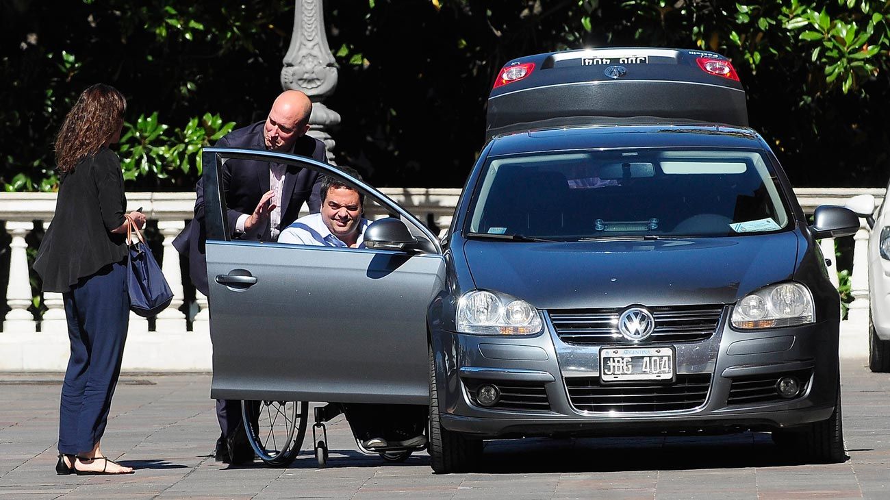 Por su discapacidad necesita vehículos amplios. En la flota de autos de trabajo no hay ninguno con esas características