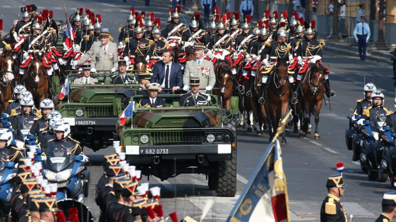 El presidente Macron encabezó los festejos de la independencia en París.