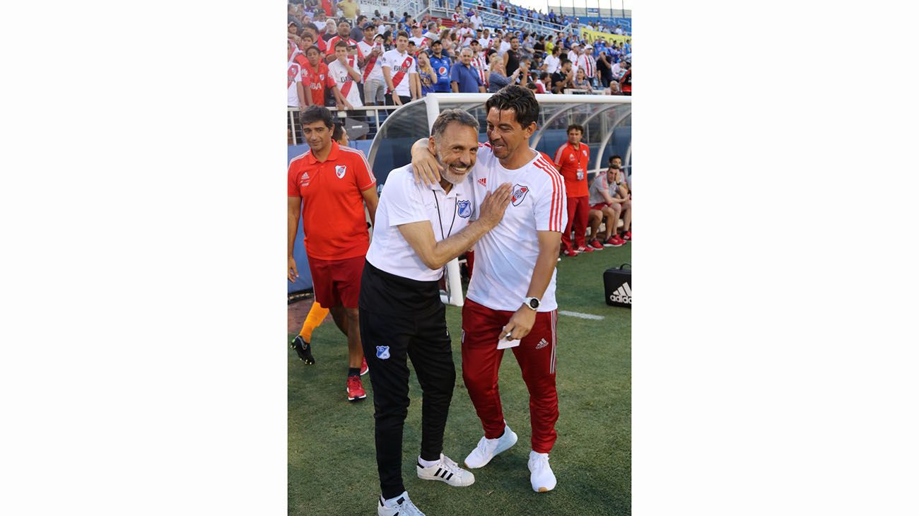 El DT de River, Marcelo Gallardo, junto a su par de Millonarios de Colombia, Miguel Russo.