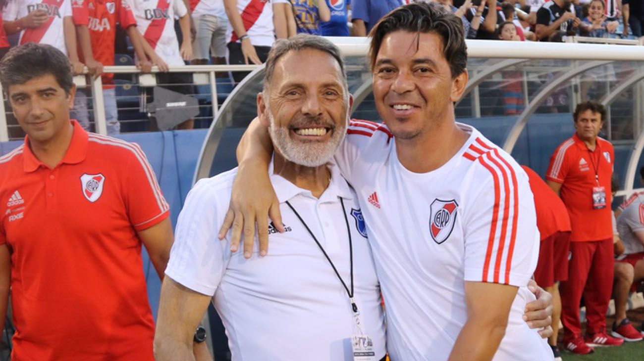 El DT de River, Marcelo Gallardo, junto a su par de Millonarios de Colombia, Miguel Ángel Russo.