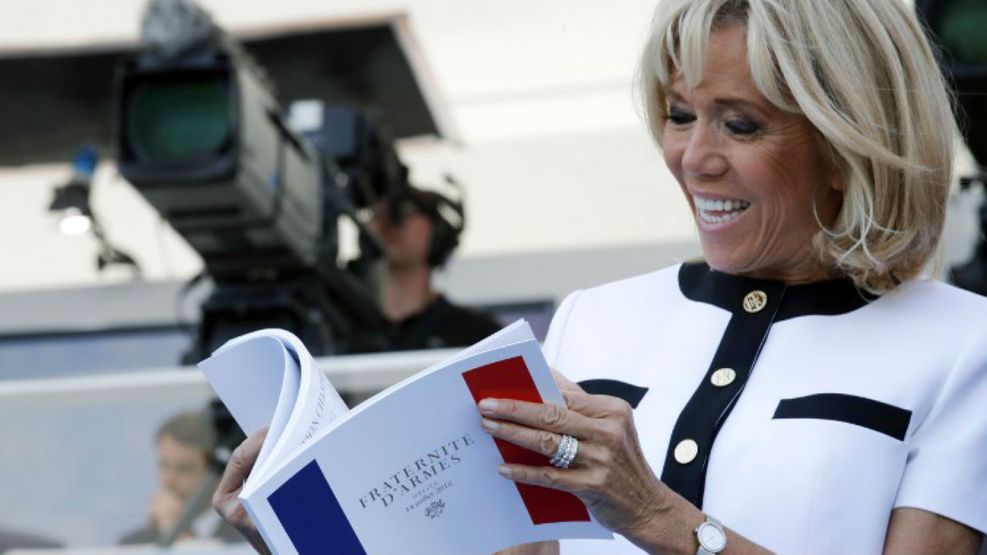 Brigitte Macron, mirando el programa de los festejos del Día de la Bastilla.