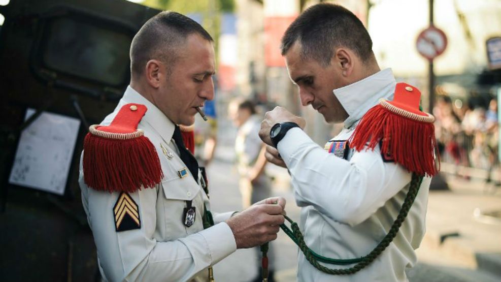 Soldados preparándose para el desfile del Día de la Independencia en París.