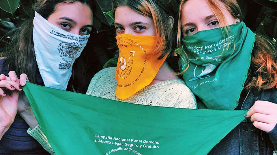 Modelos. Lola Ocon Morgulis, una estudiante argentina, hizo los pañuelos por el aborto legal de México, Colombia, Perú, Chile, Costa Rica y República Dominicana.