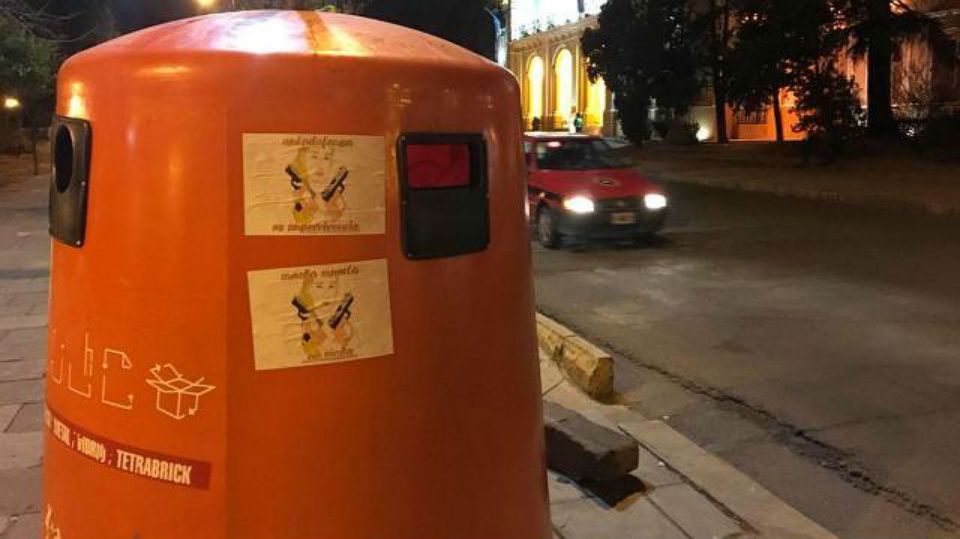 Los carteles en defensa de Nahir Galarza aparecieron en las inmediaciones de la Legislatura de Salta.