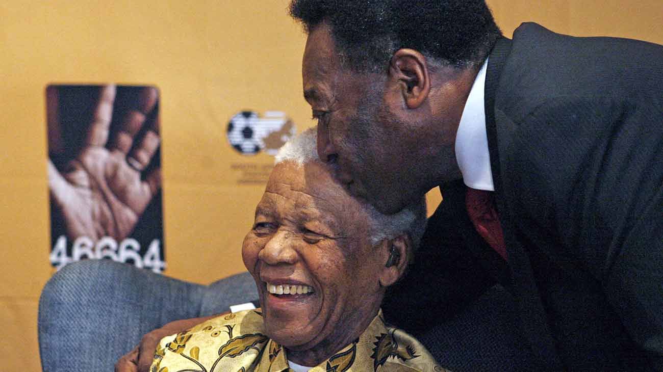 Nelson Mandel con el futbolista brasilero Edson Arantes do Nascimento "Pelé".