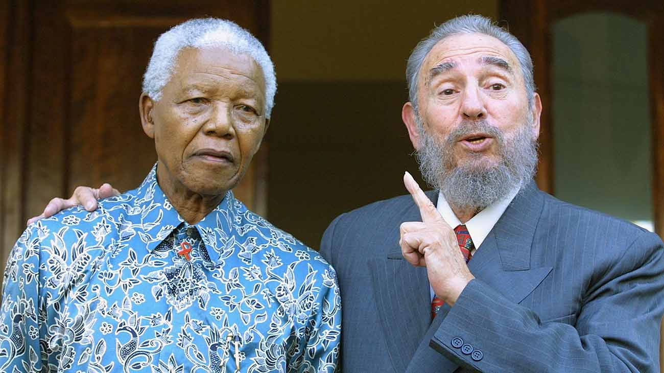 Nelson Mandela junto al líder cubano Fildel Castro.