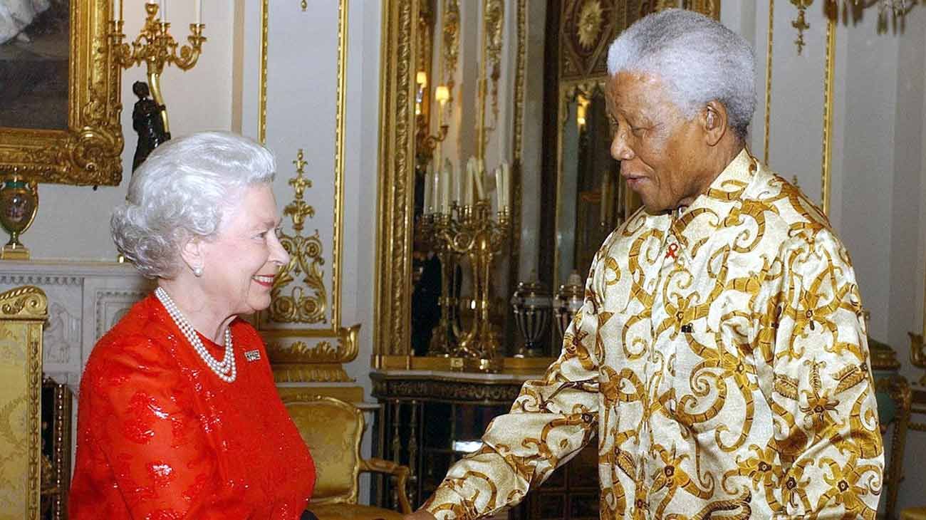 Nelson Mandela junto a Isabel II del Reino Unido. 