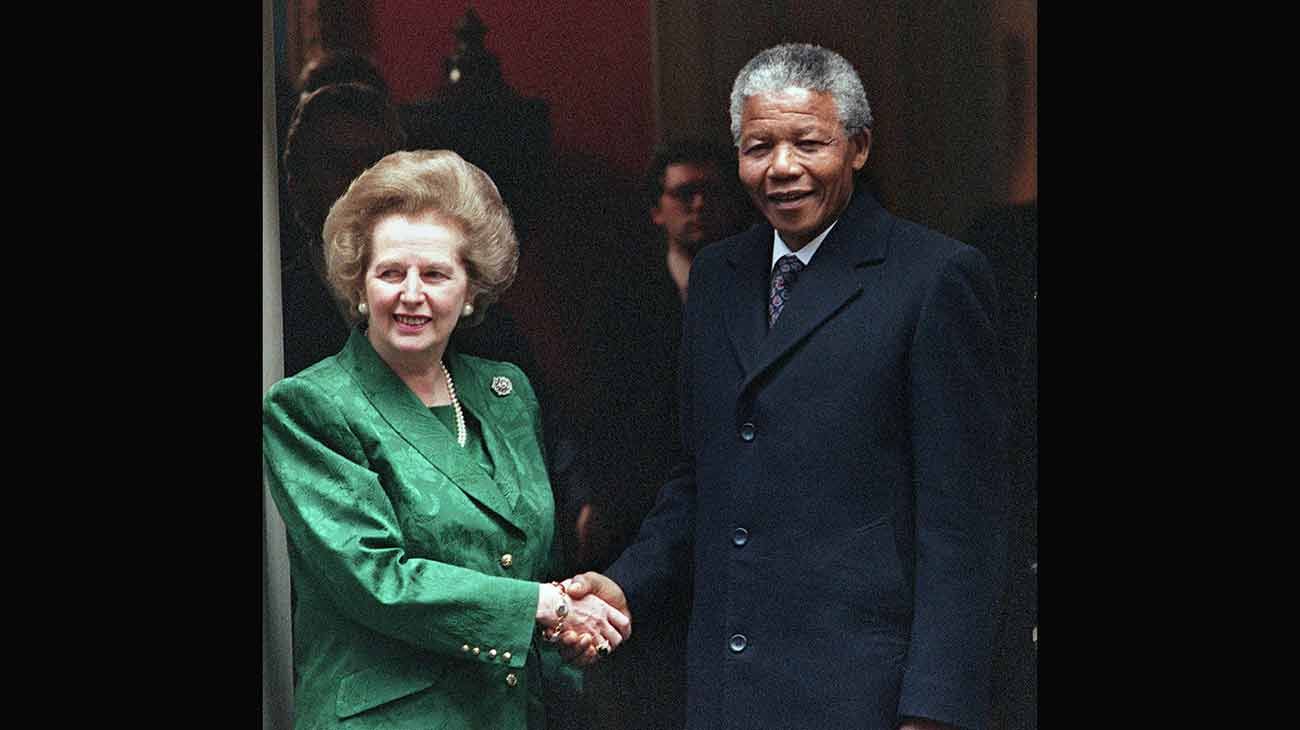 Nelson Mandela juantoa a Margaret Thatcher.