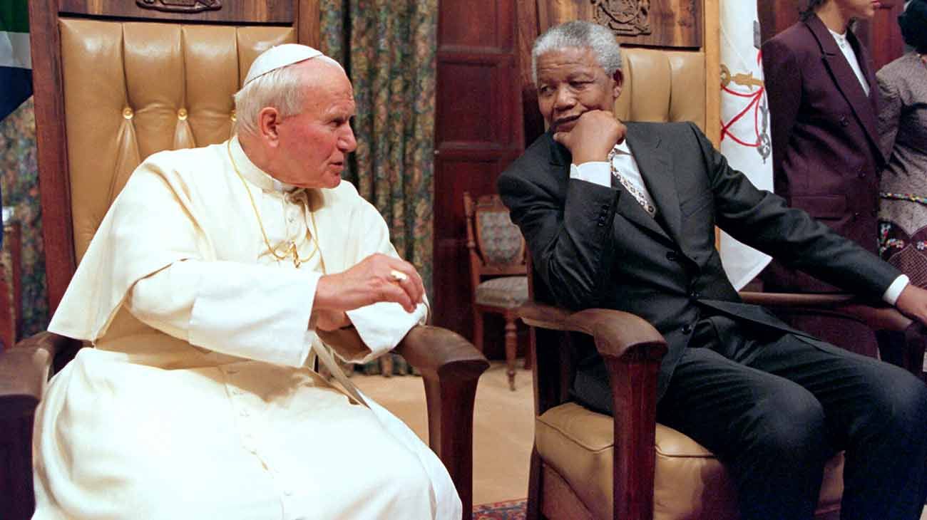 Nelson Mandela junto a el papa Juan Pablo II.