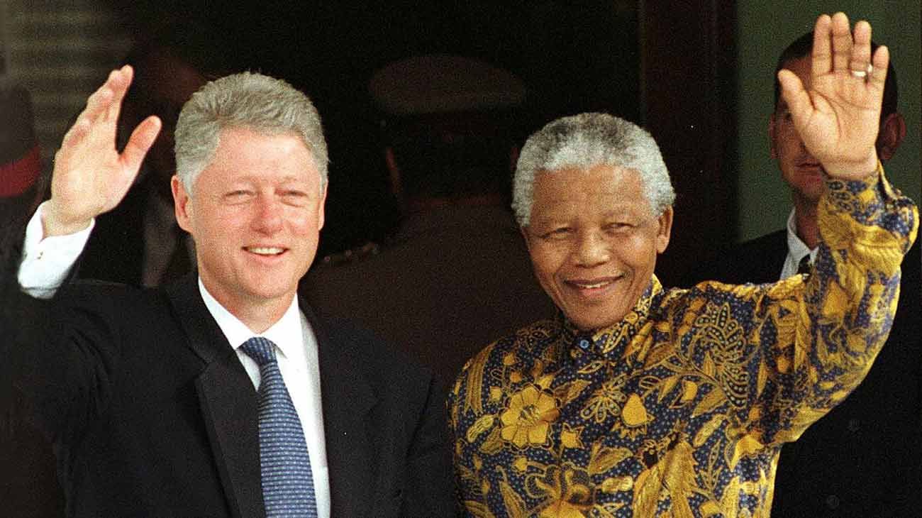 Nelson Mandelajunto al expresidente norteamericano Bill Clinton.