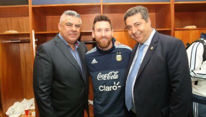 Chiqui Tapia, Lionel Messi y Daniel Angelici festejan la clasificación argentina al Mundial en Ecuador.
