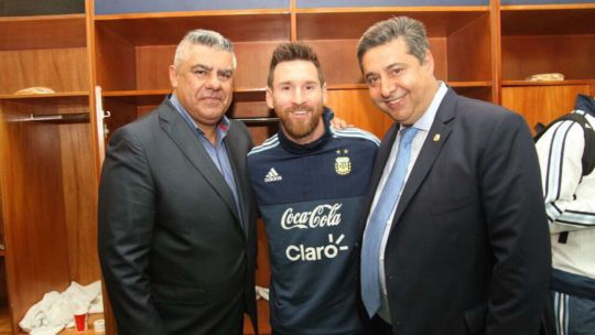 Chiqui Tapia, Lionel Messi y Daniel Angelici festejan la clasificación argentina al Mundial en Ecuador.