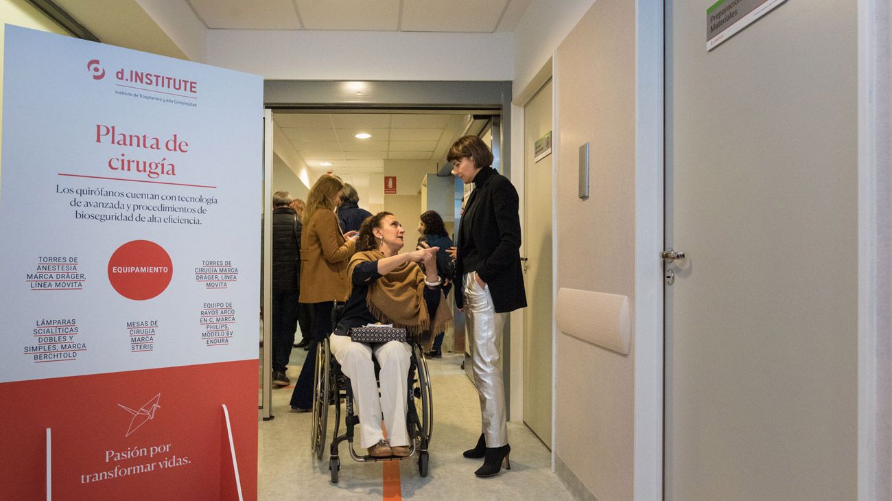 Gabriela Michetti y Bárbara Diez recorriendo las instalaciones de d.Institute ITAC.