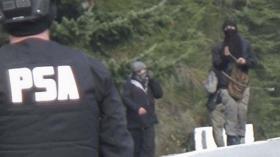 Policía de Seguridad Aeroportuaria realizó un operativo en Villa Mascardi. La comunidad mapuche asegura que dispararon balas de goma, desde el Ministerio de Seguridad sostienen que les lanzaron bombas molotov.