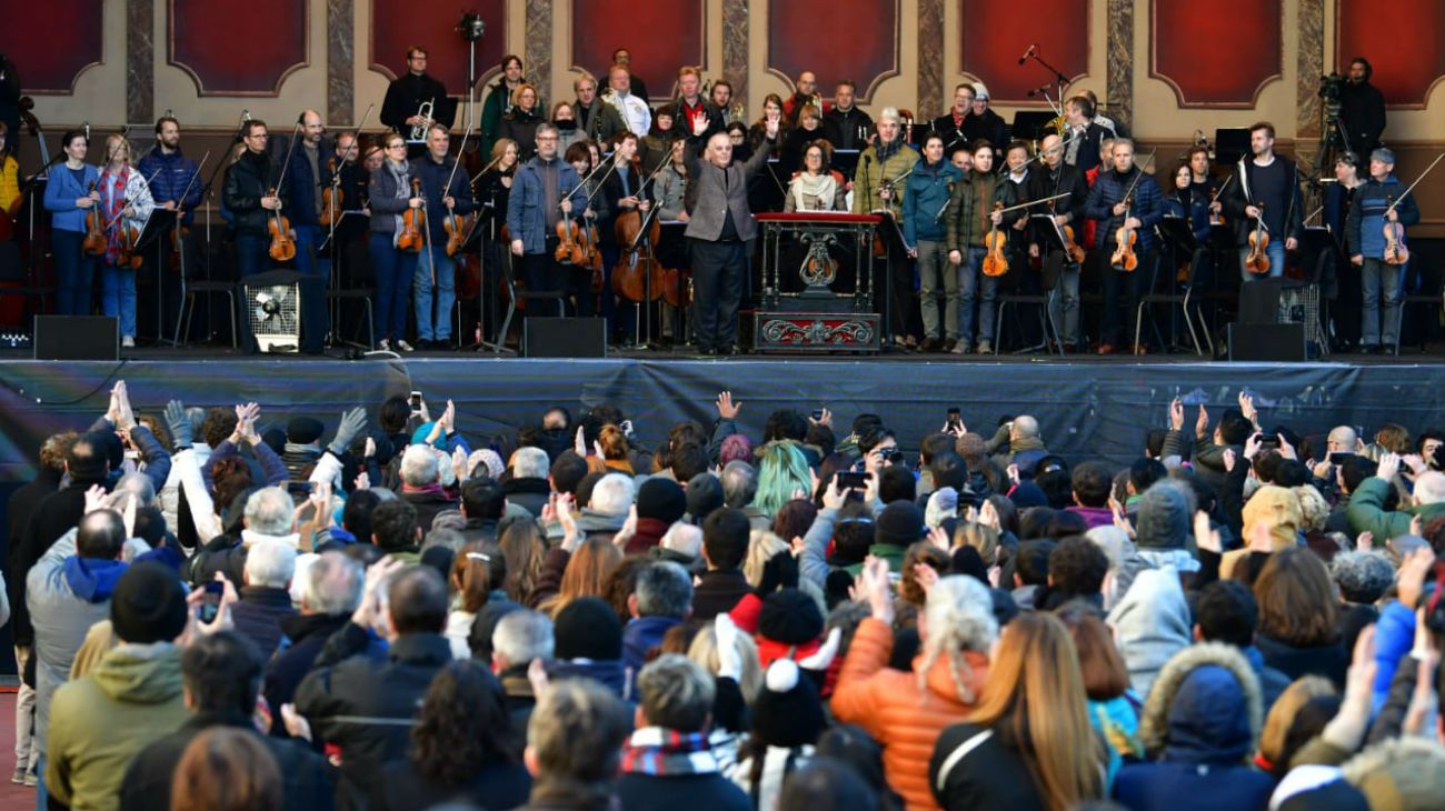 El espectáculo fue gratuito, en la plaza Vaticano.