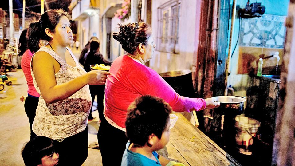 Alimentación. Es habitual que los niños se queden a comer en las escuelas. Y hay muchos padres que también se quedan con ellos.