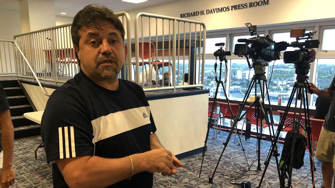 El inefable Ricardo Caruso Lombardi, en la sala de prensa del estadio de Boca Raton.