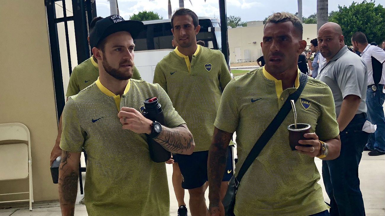 Gente de mate: Nández y Tévez llegando al estadio Florida Atlantic University.