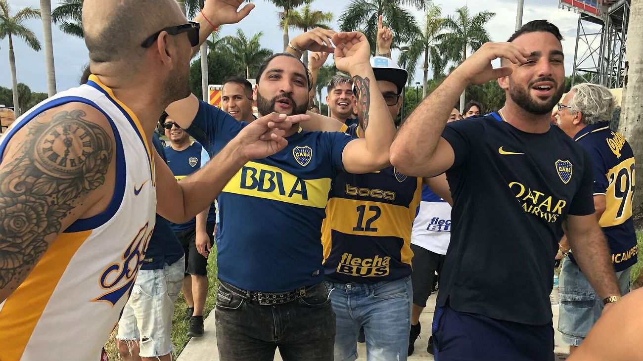 Hinchas de Boca llegando al estadio en Boca Raton.