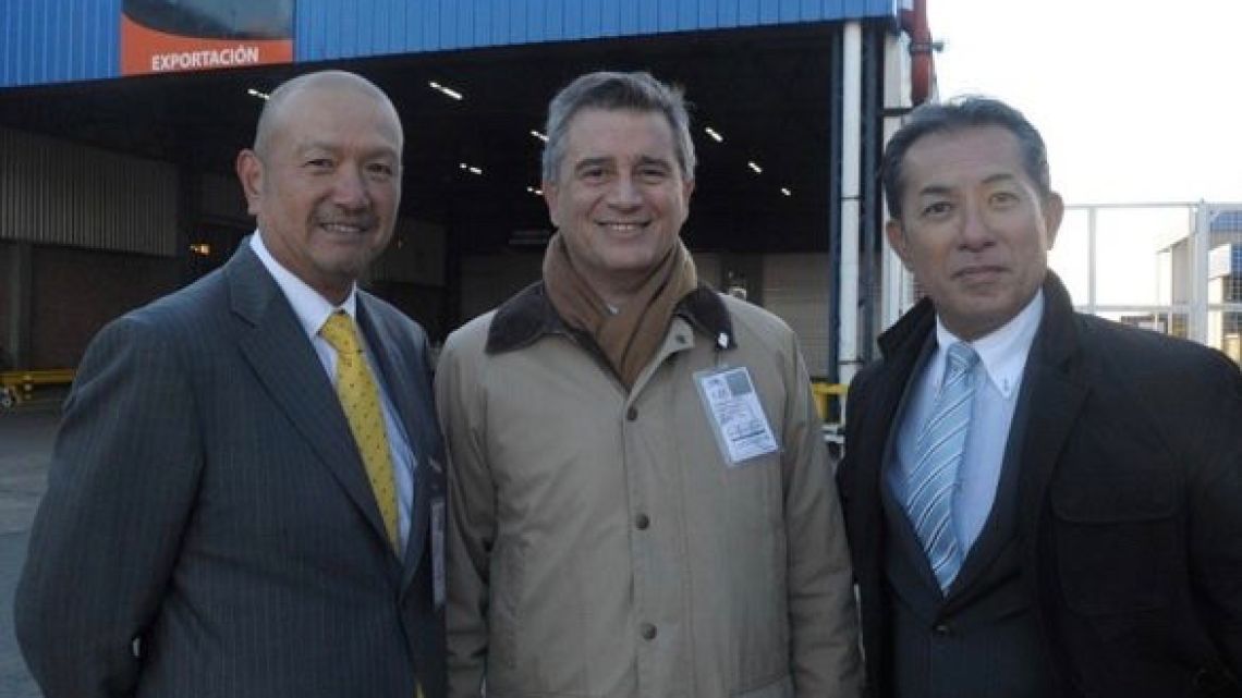 Agriculture Ministrer Luis Etchevehere (centre) with Japanese officials.