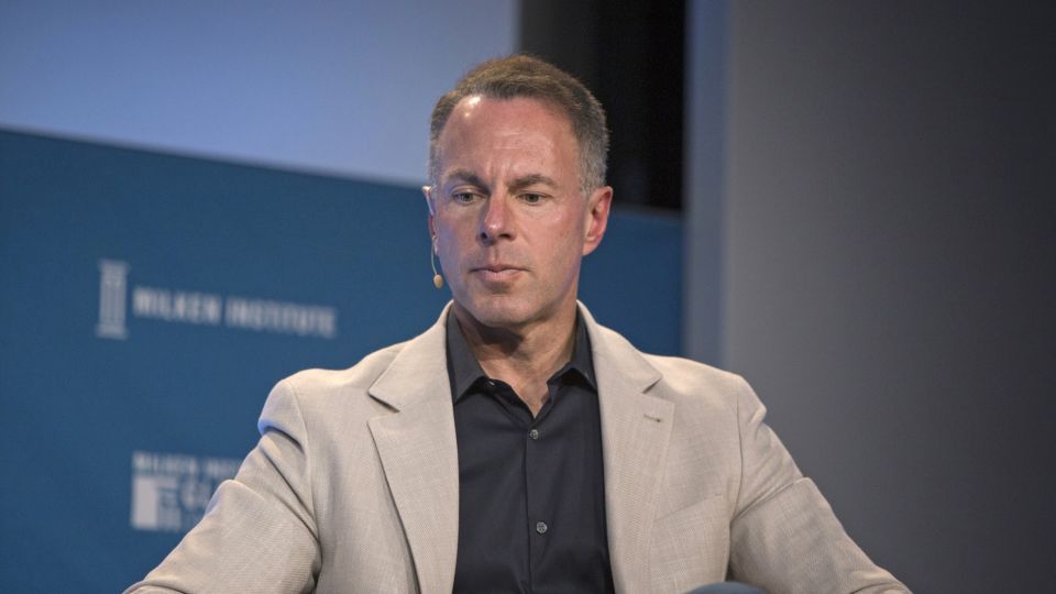 EBay’s CEO Rallies Merchants With Big Goals, Holiday Ad Pledge