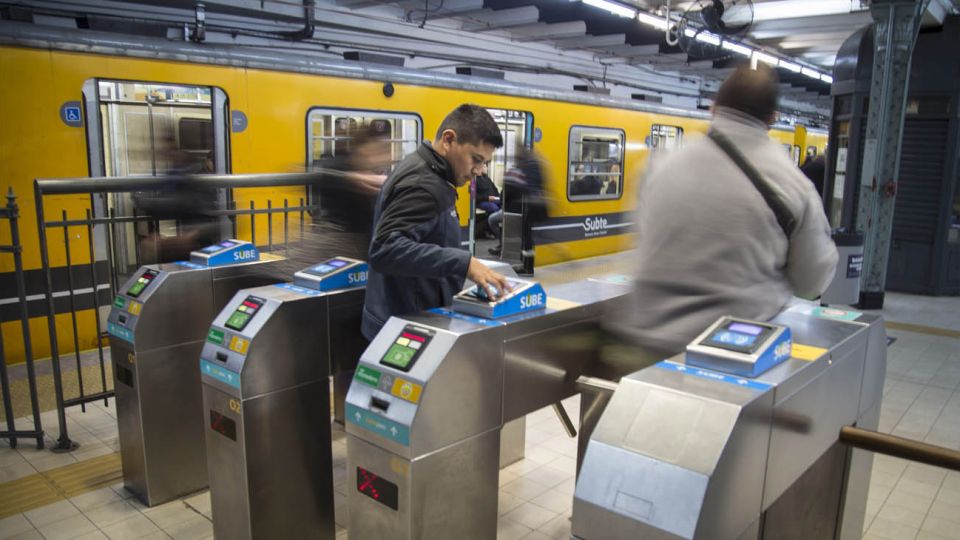 La Línea C del subte une las terminales ferroviarias de Constitución y Retiro