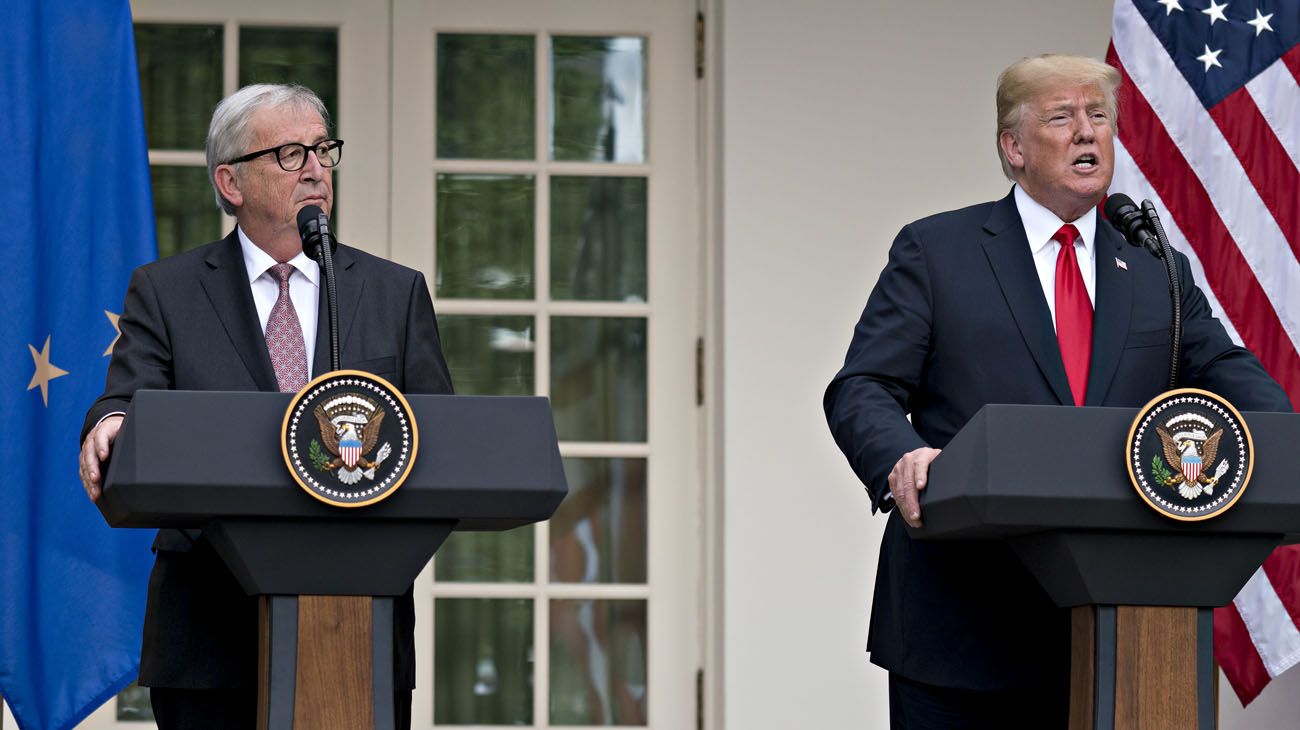 El presidente de la Comisión Europea, Jean-Claude Juncker, junto a Donald Trump.