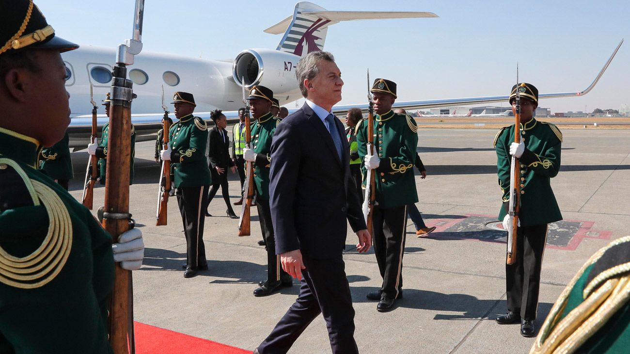 El presidente Mauricio Macri arribó este jueves a la ciudad de Johannesburgo, Sudáfrica, donde participará de la décima Cumbre del BRICS.