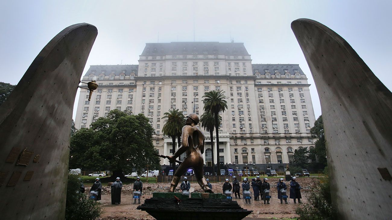 Militantes de organizaciones sociales, gremiales, políticas y de derechos humanos se manifestaban esta tarde frente al Ministerio de Defensa en rechazo a las modificaciones en el accionar de las Fuerzas Armadas anunciadas por el Gobierno.