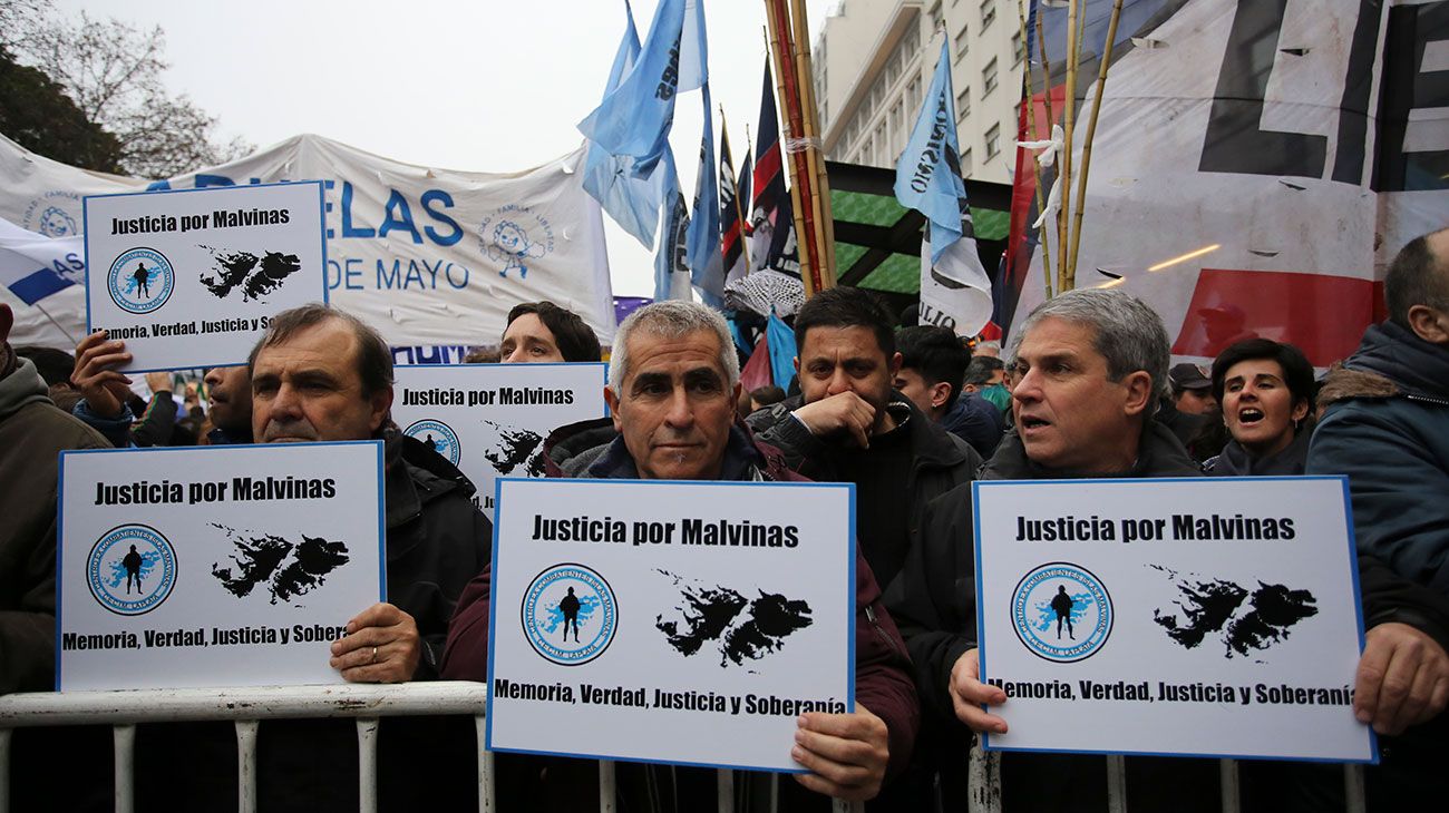 Militantes de organizaciones sociales, gremiales, políticas y de derechos humanos se manifestaban esta tarde frente al Ministerio de Defensa en rechazo a las modificaciones en el accionar de las Fuerzas Armadas anunciadas por el Gobierno.