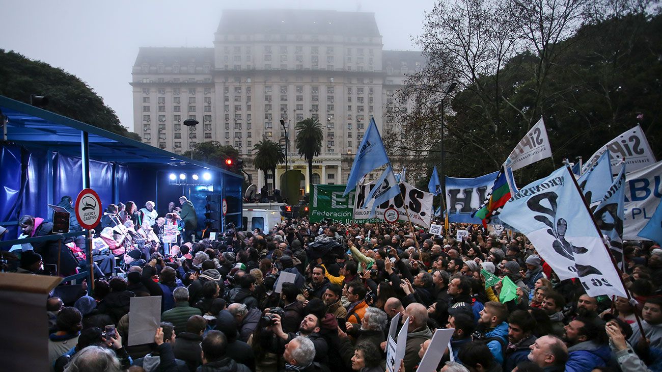 Militantes de organizaciones sociales, gremiales, políticas y de derechos humanos se manifestaban esta tarde frente al Ministerio de Defensa en rechazo a las modificaciones en el accionar de las Fuerzas Armadas anunciadas por el Gobierno.