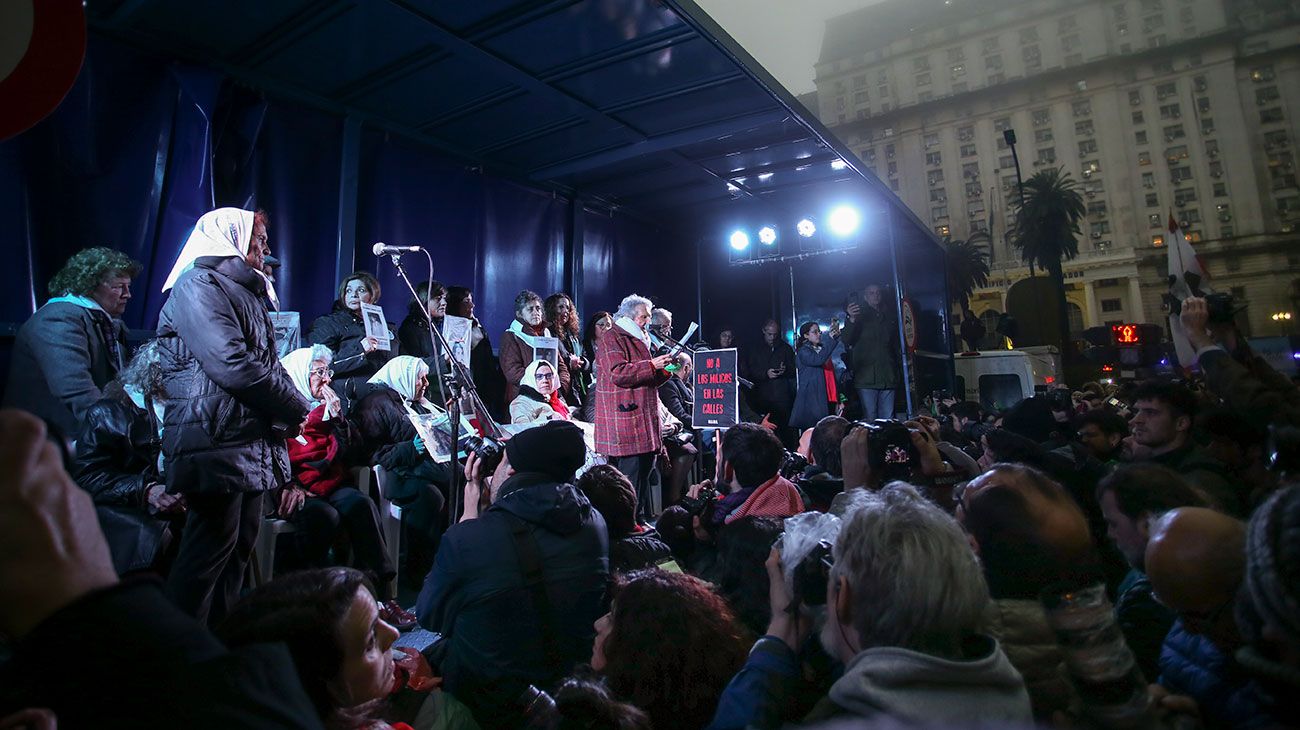 Militantes de organizaciones sociales, gremiales, políticas y de derechos humanos se manifestaban esta tarde frente al Ministerio de Defensa en rechazo a las modificaciones en el accionar de las Fuerzas Armadas anunciadas por el Gobierno.