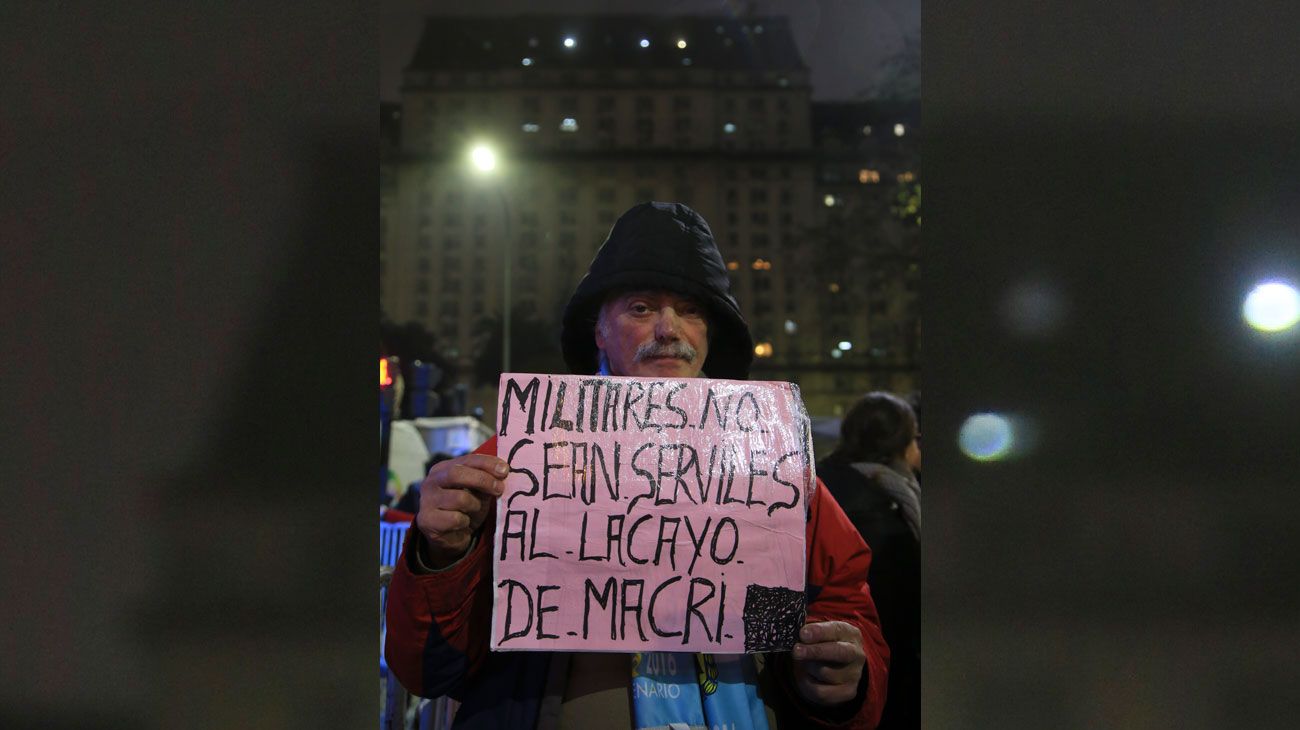 Militantes de organizaciones sociales, gremiales, políticas y de derechos humanos se manifestaban esta tarde frente al Ministerio de Defensa en rechazo a las modificaciones en el accionar de las Fuerzas Armadas anunciadas por el Gobierno.