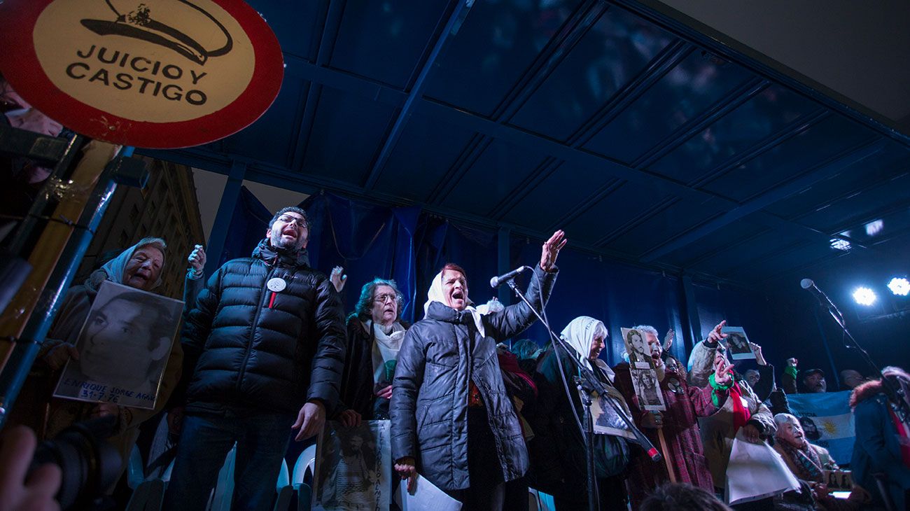 Militantes de organizaciones sociales, gremiales, políticas y de derechos humanos se manifestaban esta tarde frente al Ministerio de Defensa en rechazo a las modificaciones en el accionar de las Fuerzas Armadas anunciadas por el Gobierno.