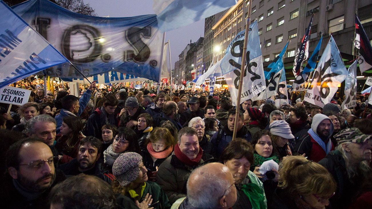 Militantes de organizaciones sociales, gremiales, políticas y de derechos humanos se manifestaban esta tarde frente al Ministerio de Defensa en rechazo a las modificaciones en el accionar de las Fuerzas Armadas anunciadas por el Gobierno.