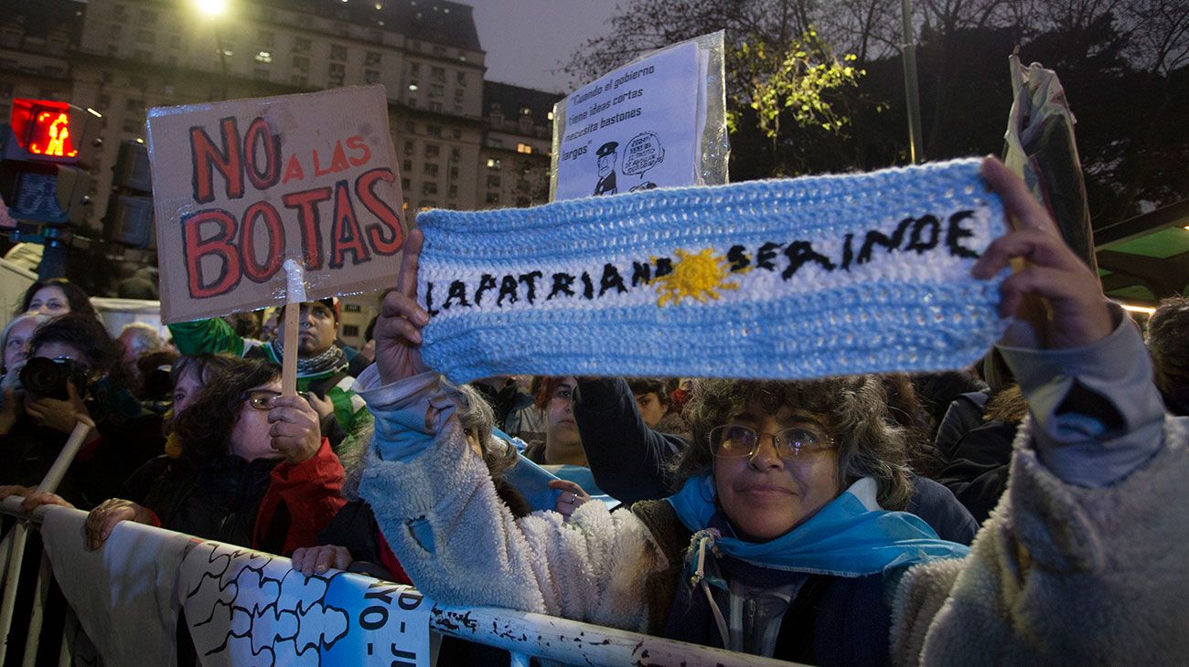 Militantes de organizaciones sociales, gremiales, políticas y de derechos humanos se manifestaban esta tarde frente al Ministerio de Defensa en rechazo a las modificaciones en el accionar de las Fuerzas Armadas anunciadas por el Gobierno.