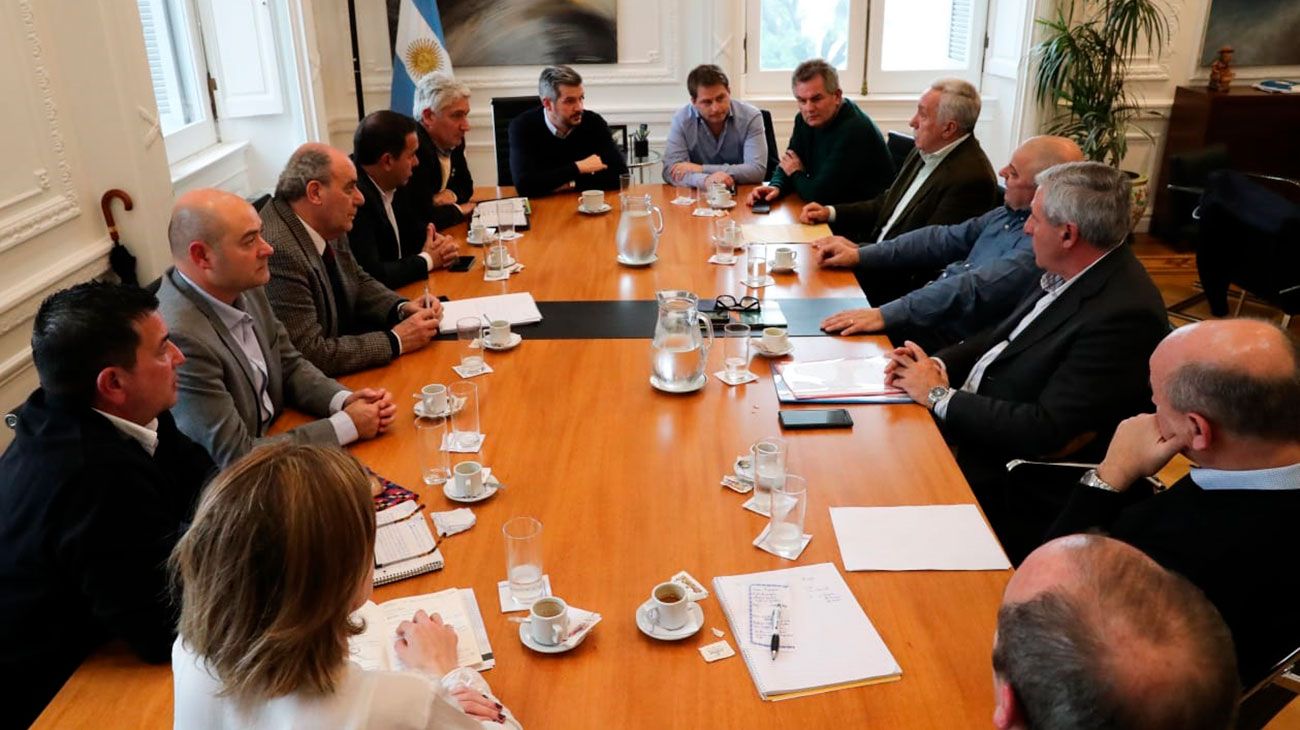 En medio de la “tormenta” económica, y luego de las denuncias por los presuntos aportantes truchos, el jefe de Gabinete, Marcos Peña, comenzó a recibir a grupos de intendentes de la Provincia de Buenos Aires de Cambiemos en el primer piso de la Casa Rosada.