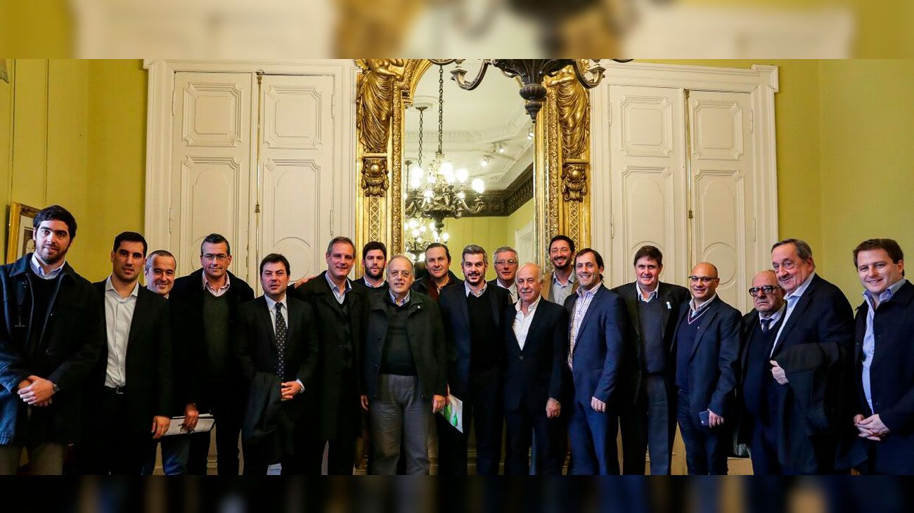 En medio de la “tormenta” económica, y luego de las denuncias por los presuntos aportantes truchos, el jefe de Gabinete, Marcos Peña, comenzó a recibir a grupos de intendentes de la Provincia de Buenos Aires de Cambiemos en el primer piso de la Casa Rosada.