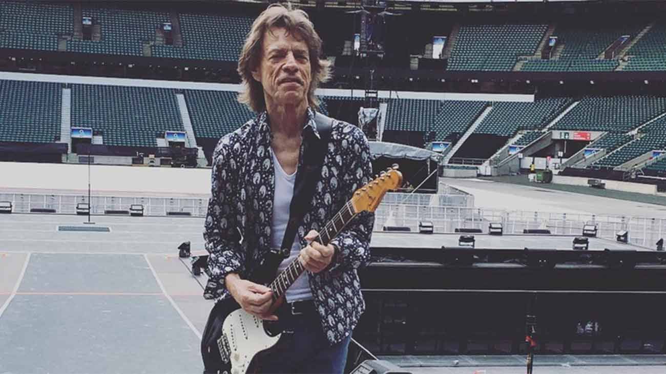 Mick Jagger probando sonido antes de un concierto.