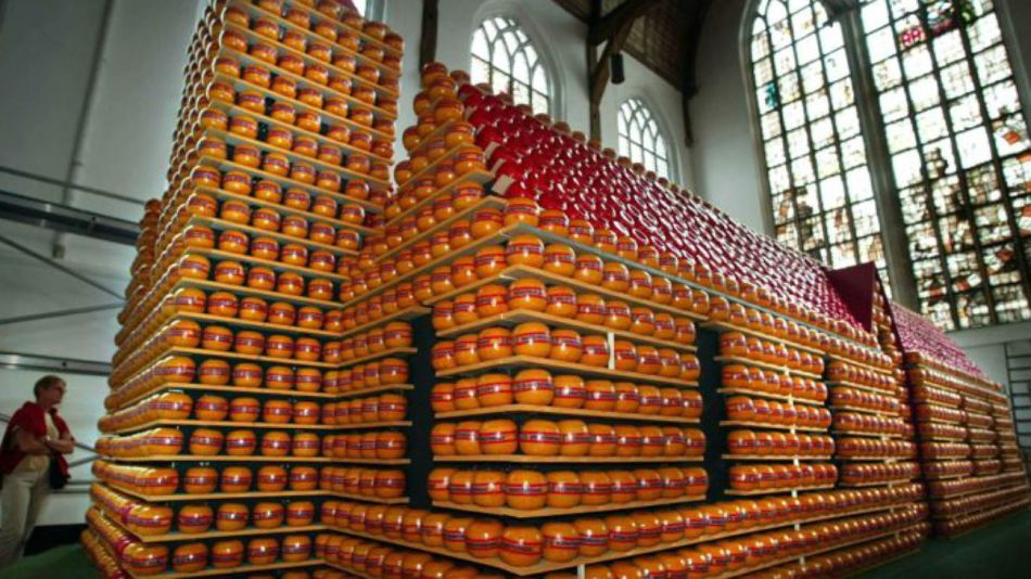 Una réplica de la Catedral de San Nicolás hecha de quesos Edam, en Holanda.