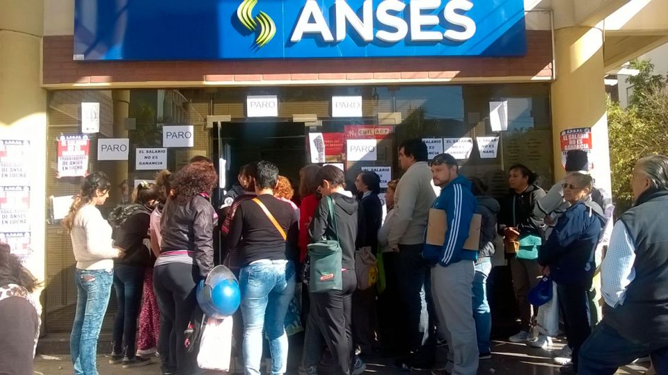 El Gobierno actualizó los pisos y techos para cobrar asignaciones familiares