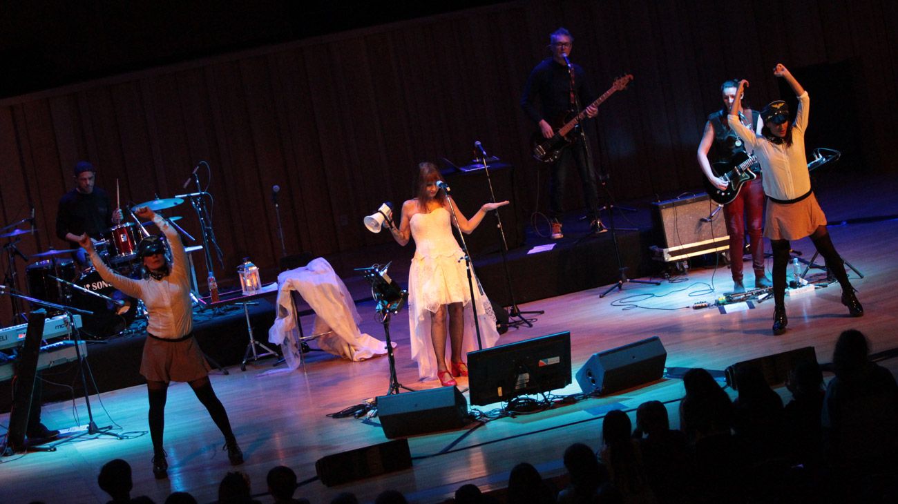 La cantante Fabiana Cantilo brindó un show en la Usina del Arte en el marco del programa Los grandes le cantan a los chicos.