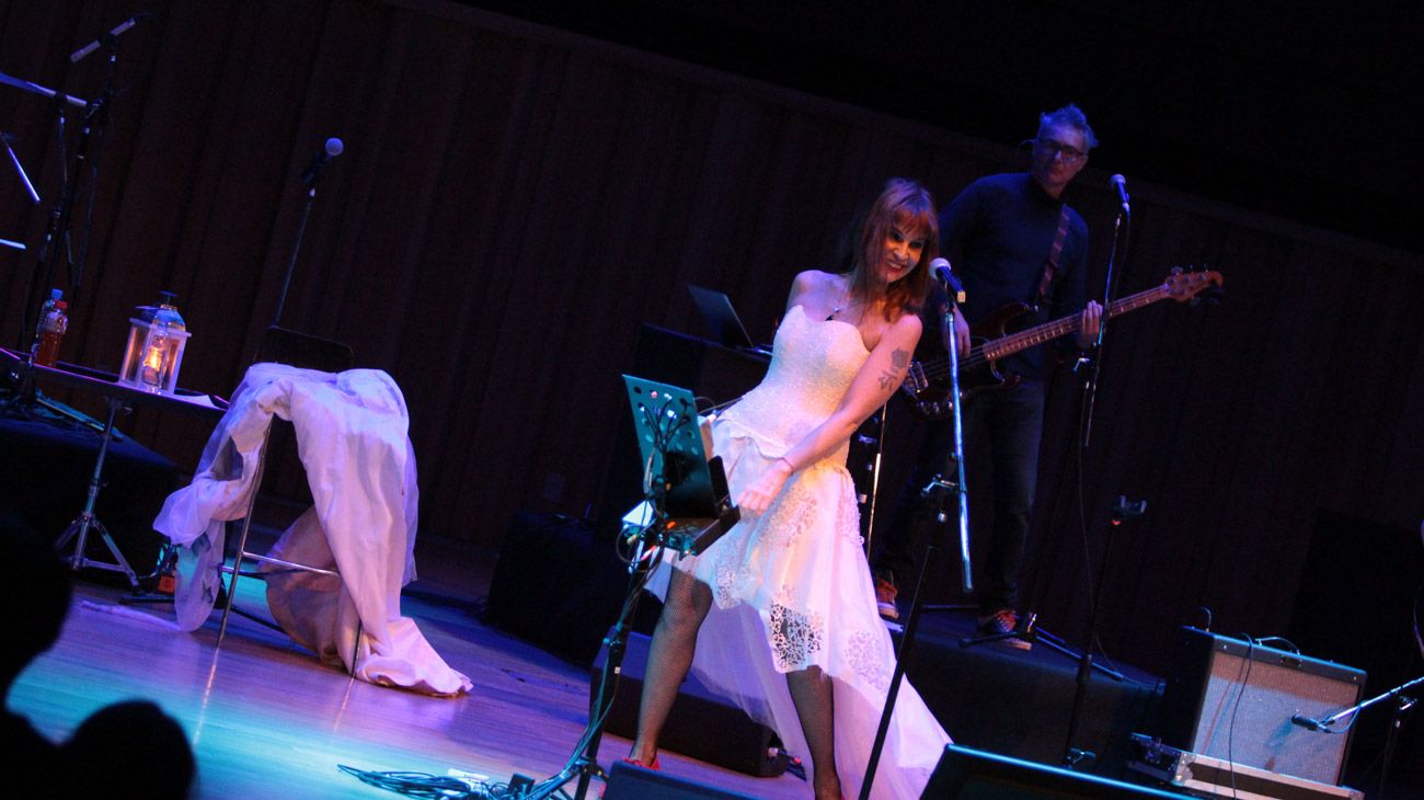 La cantante Fabiana Cantilo brindó un show en la Usina del Arte en el marco del programa Los grandes le cantan a los chicos.