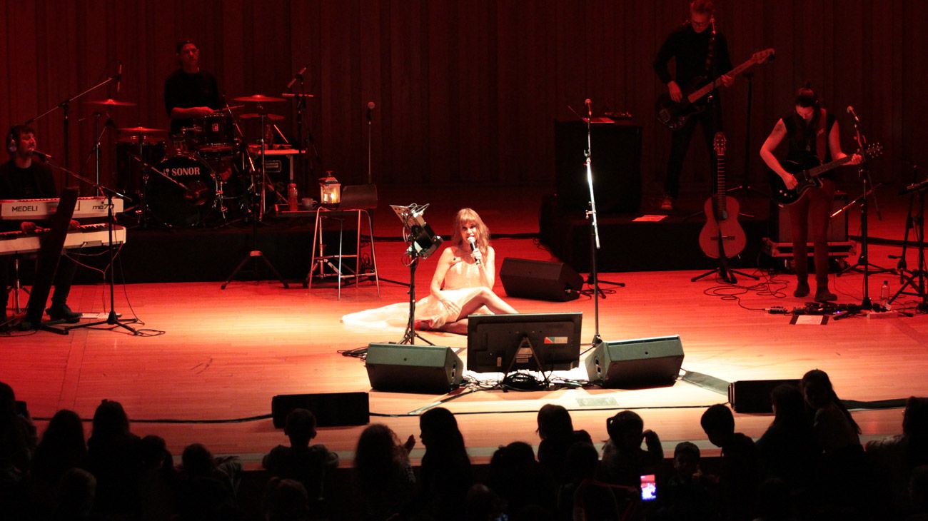 La cantante Fabiana Cantilo brindó un show en la Usina del Arte en el marco del programa Los grandes le cantan a los chicos.