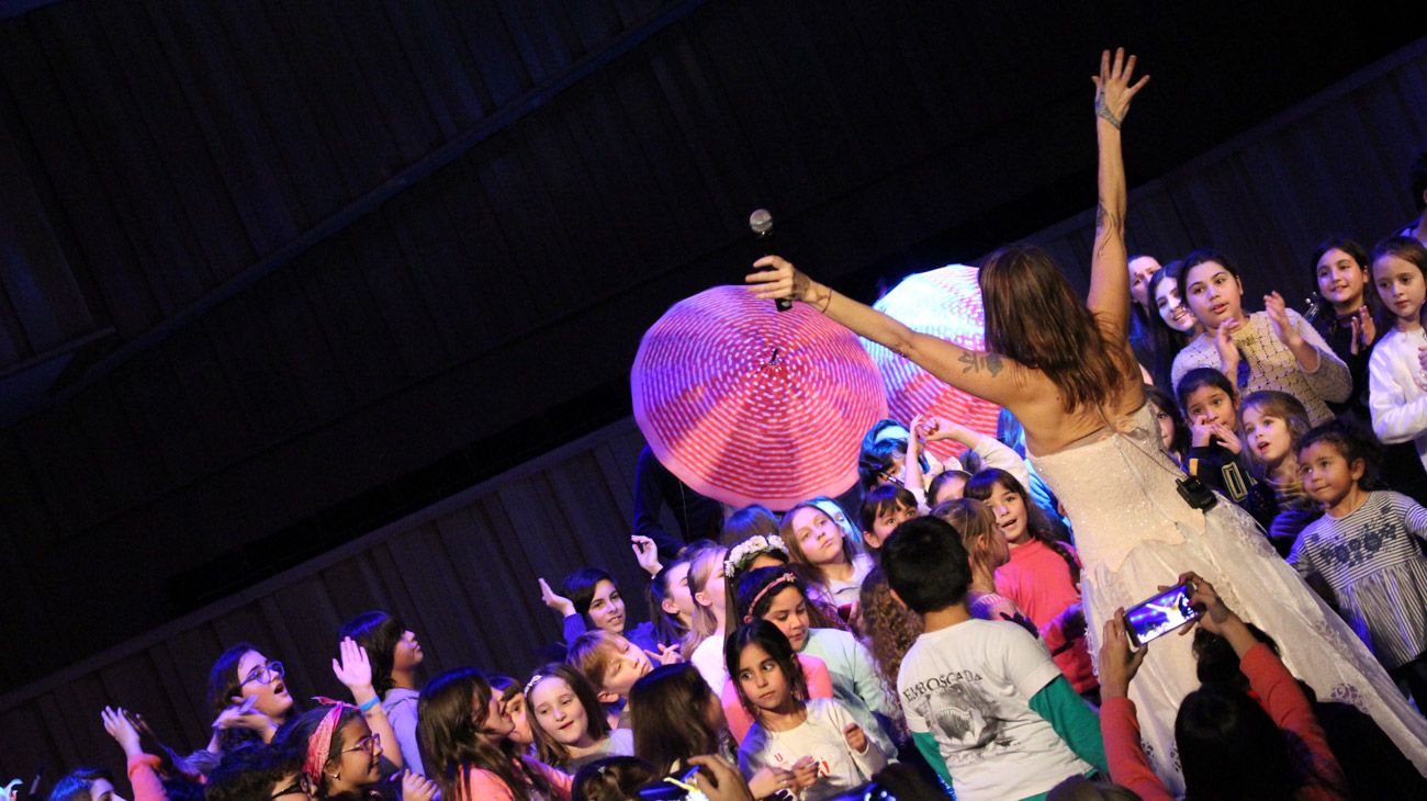 La cantante Fabiana Cantilo brindó un show en la Usina del Arte en el marco del programa Los grandes le cantan a los chicos.