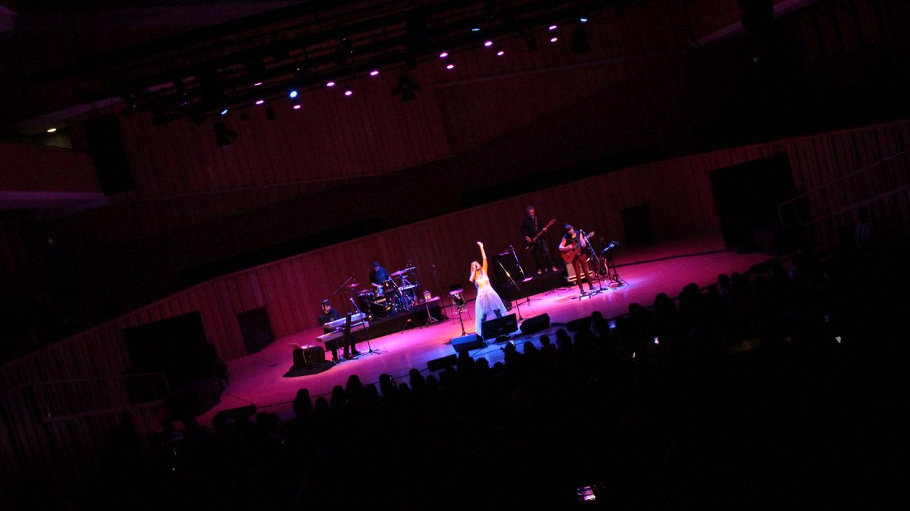 La cantante Fabiana Cantilo brindó un show en la Usina del Arte en el marco del programa Los grandes le cantan a los chicos.