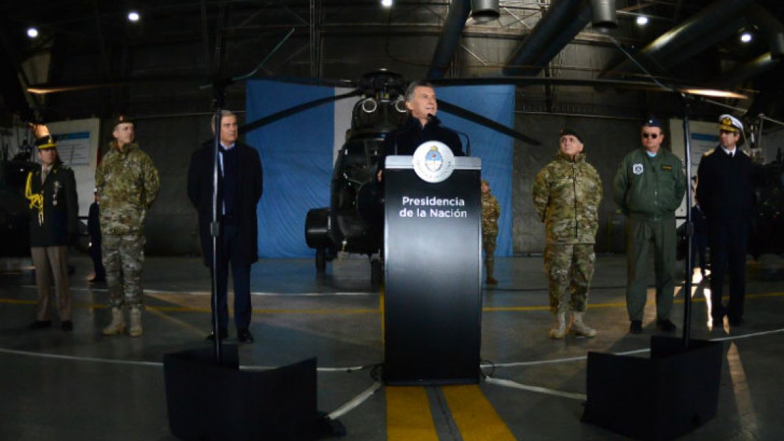 President Macri, backed by Defence Minister Oscar Aguard and members of the Armed Forces, delivers a speech at a military base.
